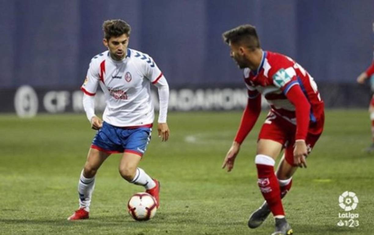 Actualmente juega de centrocampista en el CF Rayo Majadahonda de la Segunda División de España.