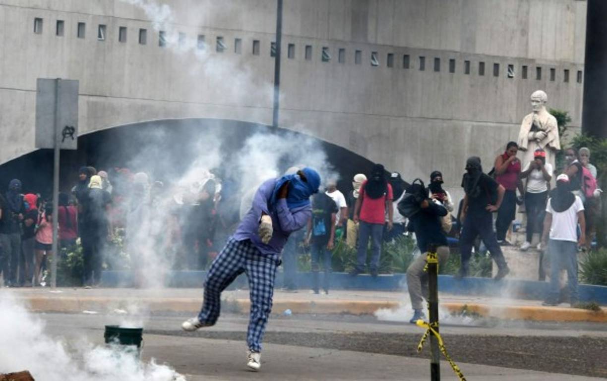 Los estudiantes que desde el 13 de junio arrecieron las protestas exigiendo la renuncia de la rectora de la Unah, Julieta Castellanos, y otras autoridades, se tomaron el bulevar Suyapa bloqueándolo con piedra y palos. AFP