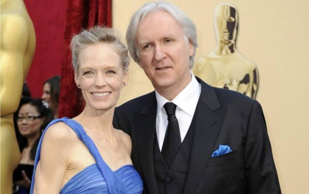 Con James Cameron tuvo tres hijos: Elizabeth Rose Cameron, Quinn Cameron y Claire Cameron.<br/>También tiene un hijo, Jasper Robards, de su anterior matrimonio con el actor Sam Robards.<br/>