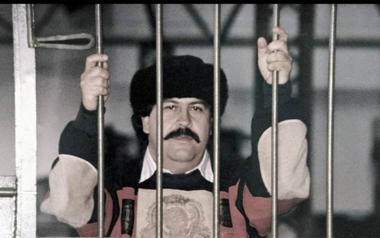 Pablo Escobar, quien muy joven comenzó a contrabandear alcohol y cigarros, fue uno de los narcotraficantes más temidos del mundo.