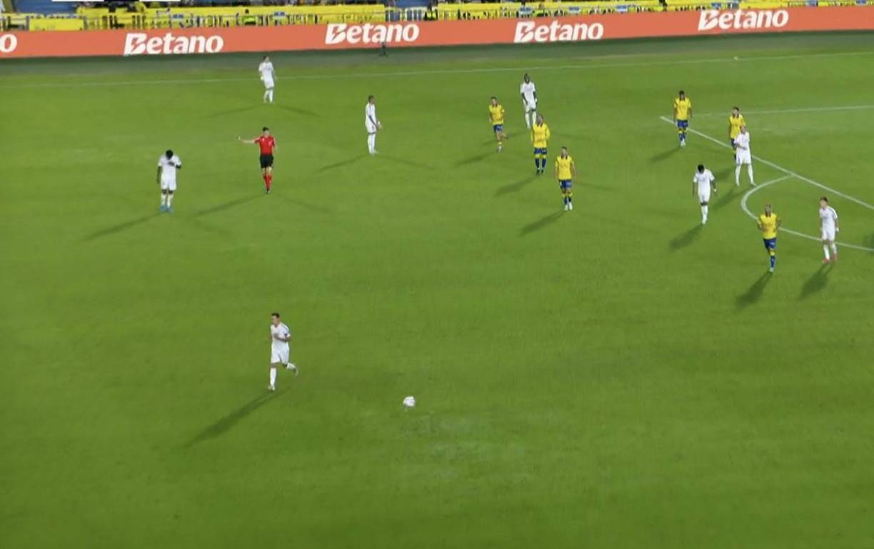 Mbappé reaccionó gesticulando con las manos, incrédulo por la decisión que tomó Vinicius de no pasarle el balón. El francés se frustró con el brasileño.