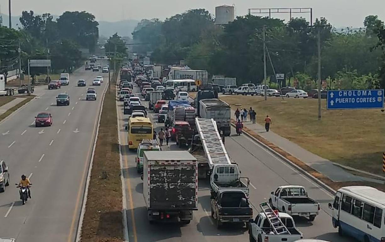 Los educadores, que mantuvieron tomado el importante eje vial que conecta Puerto Cortés y San Pedro Sula, piden la renuncia del ministro de Educación, Daniel Sponda. 