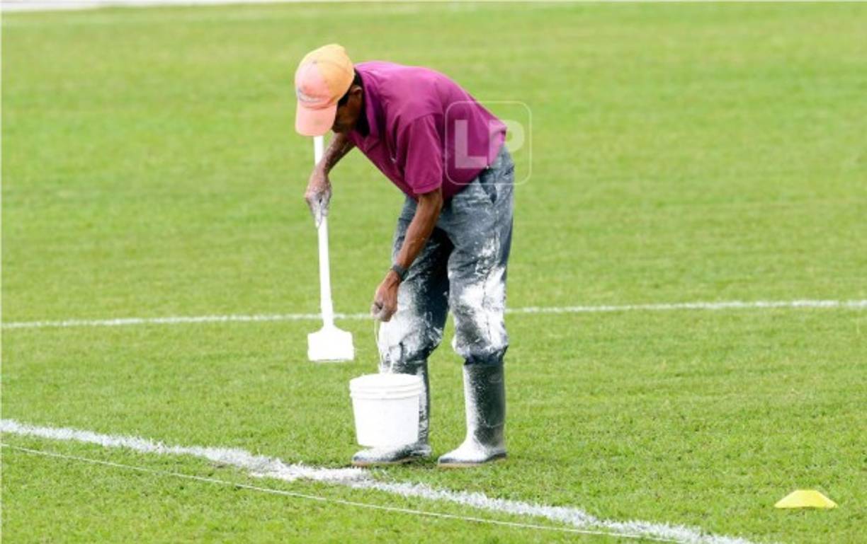 Este empleado del estadio Marcelo Tinoco de Danlí tuvo que repasar las líneas de la cancha antes del juego.