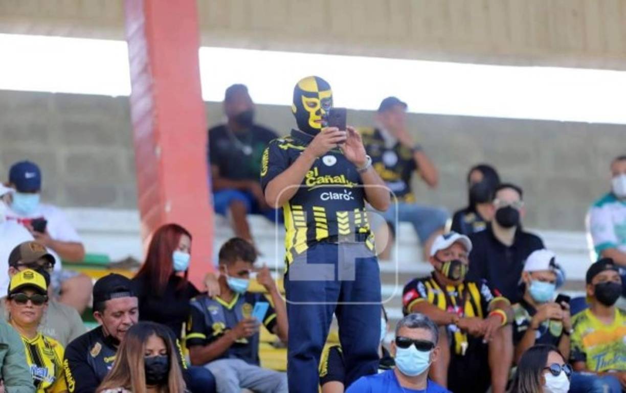 Un aficionado del Real España enmascarado con los colores aurinegros en las gradas del estadio porteño.