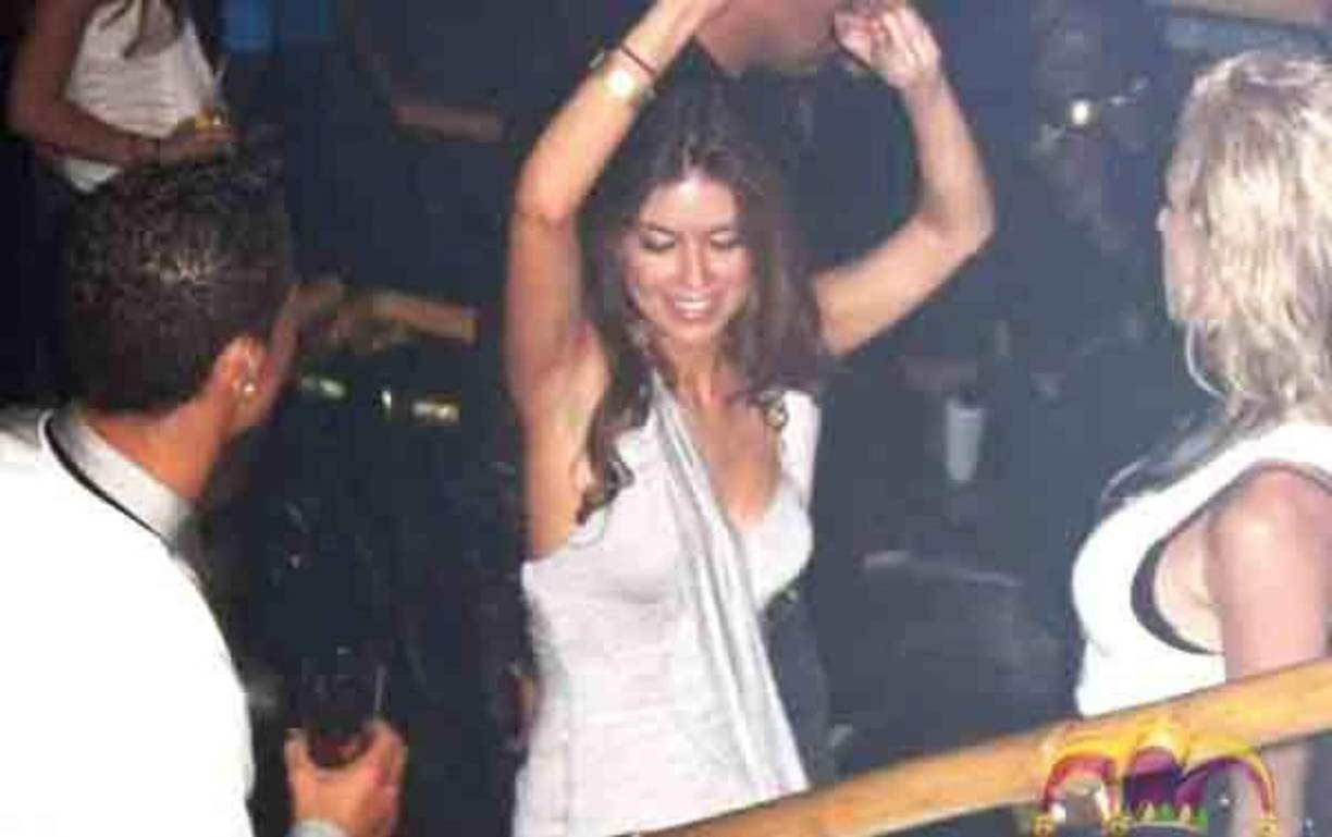 Ella se negó y le dijo que quería marcharse pero el jugador la empujó después sobre una cama y la sodomizó mientras ella gritaba 'no, no, no', siempre según la demanda.