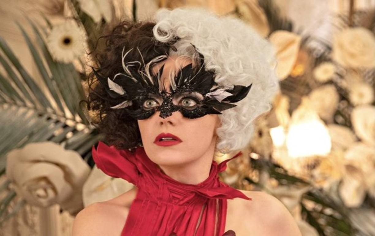 Pero mucho antes de que Cruella de Vil despertara toda esa fascinación, vivió otra vida en la que se hacía llamar Estella y acumuló un puñado de traumas que moldearon al personaje conocido por todos. Ahí es donde Craig Gillespie, el director de “I, Tonya” (2017) lleva la trama de la nueva cinta.