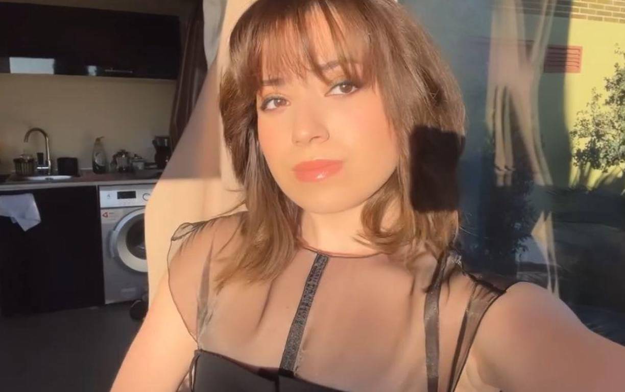 La investigación apuntan a que la joven caminaba hacia una parada de autobuses cercana cuando fue arrollada por un vehículo que ya no encontraba en el lugar cuando llegaron las asistencias.