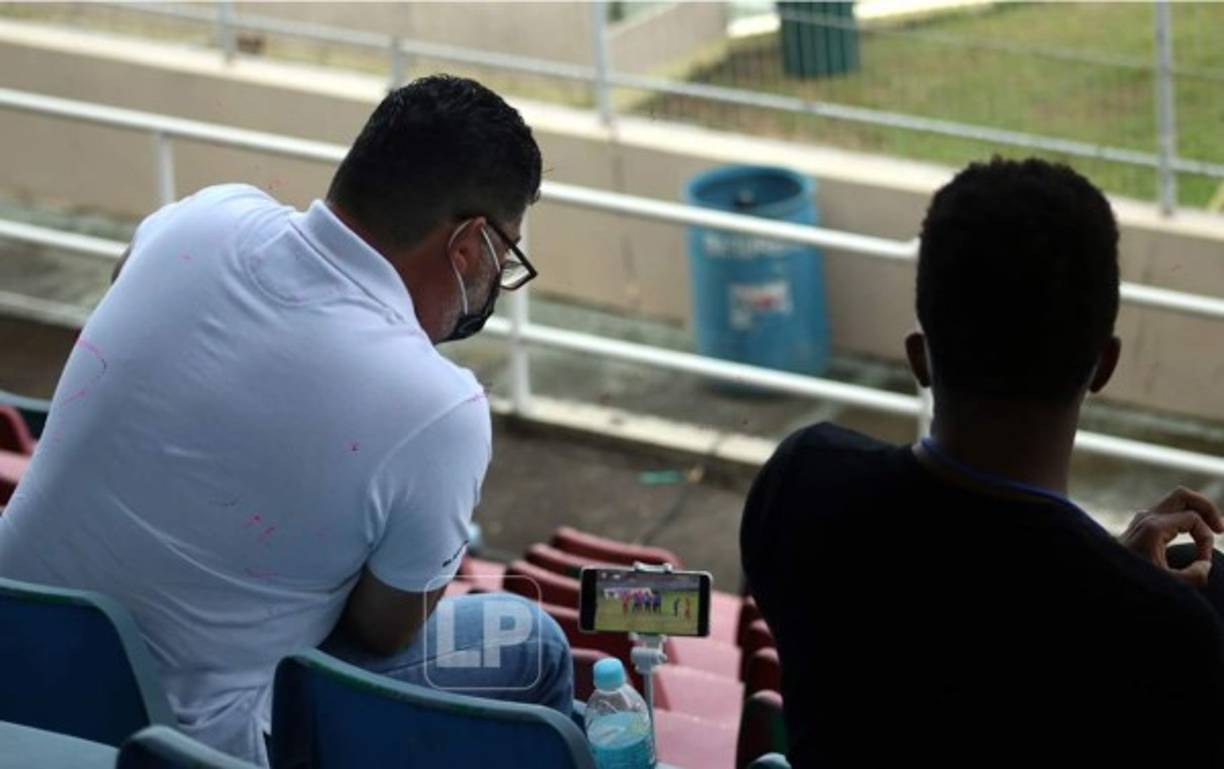 El asesor arbitral Vivián Rodríguez siguiendo el partido Vida-Honduras Progreso en un celular desde el sector de silla del estadio Municipal Ceibeño.