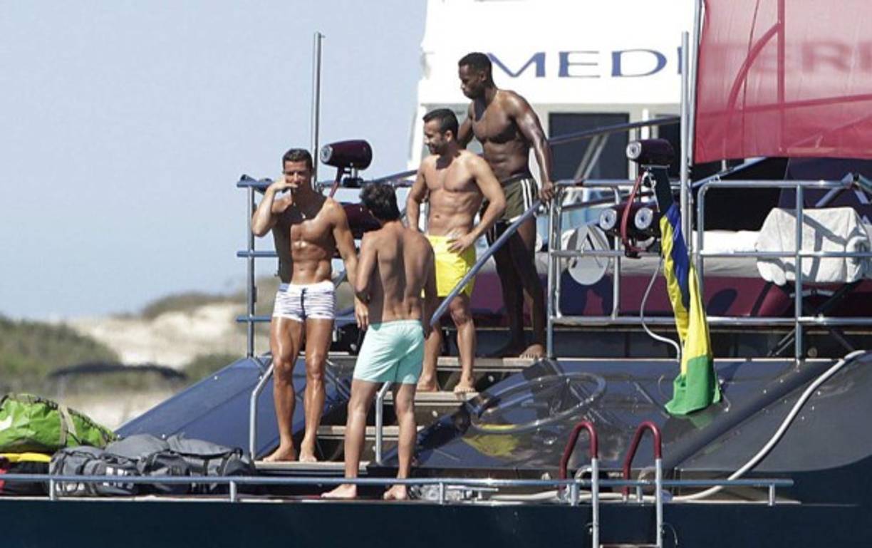 El jugador portugués de 31 años, fue visto disfrutando de las paradisiacas Islas Baleares, en Ibiza, en compañía de algunos amigos abordo de un yate privado.