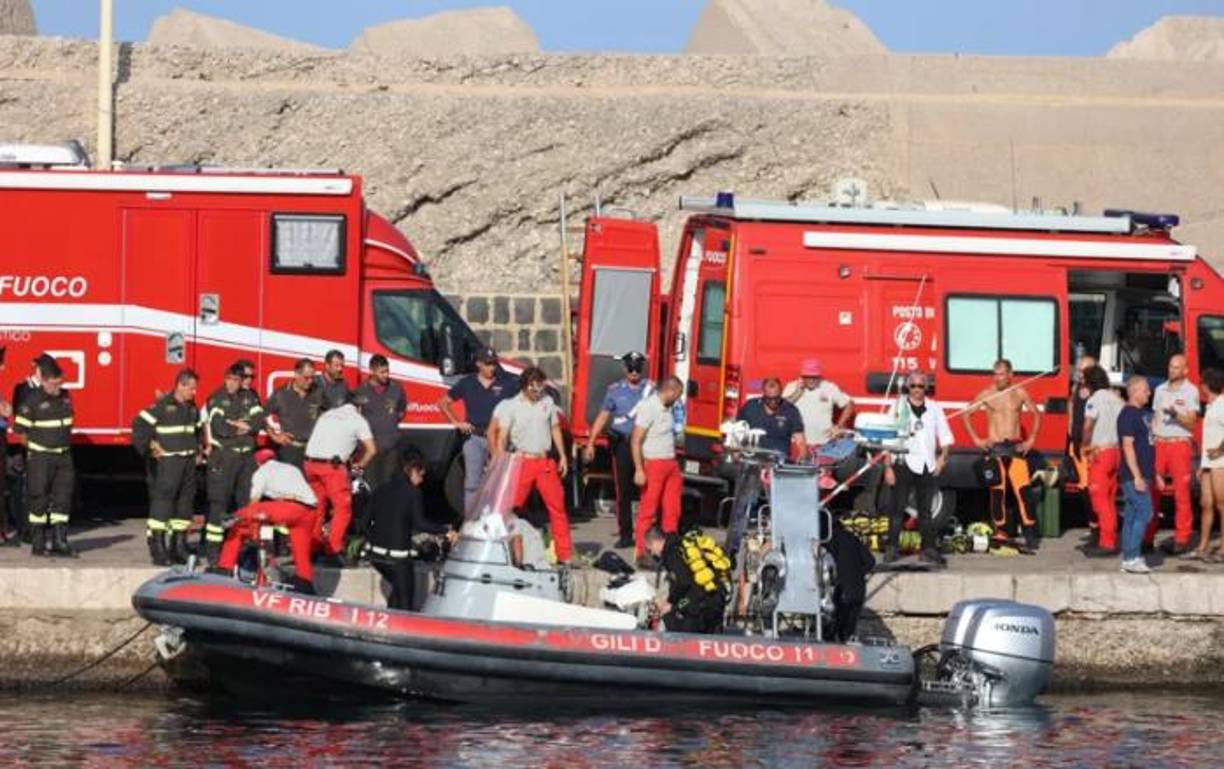 Según la Justicia italiana, actualmente hay más preguntas que respuestas en relación al caso y, entre las varias hipótesis para explicar la tragedia, se baraja la posibilidad de que hubiera habido un retraso en darse la alarma, ya que el encendido de la señal de alerta del barco solo se produjo media hora después de su naufragio.