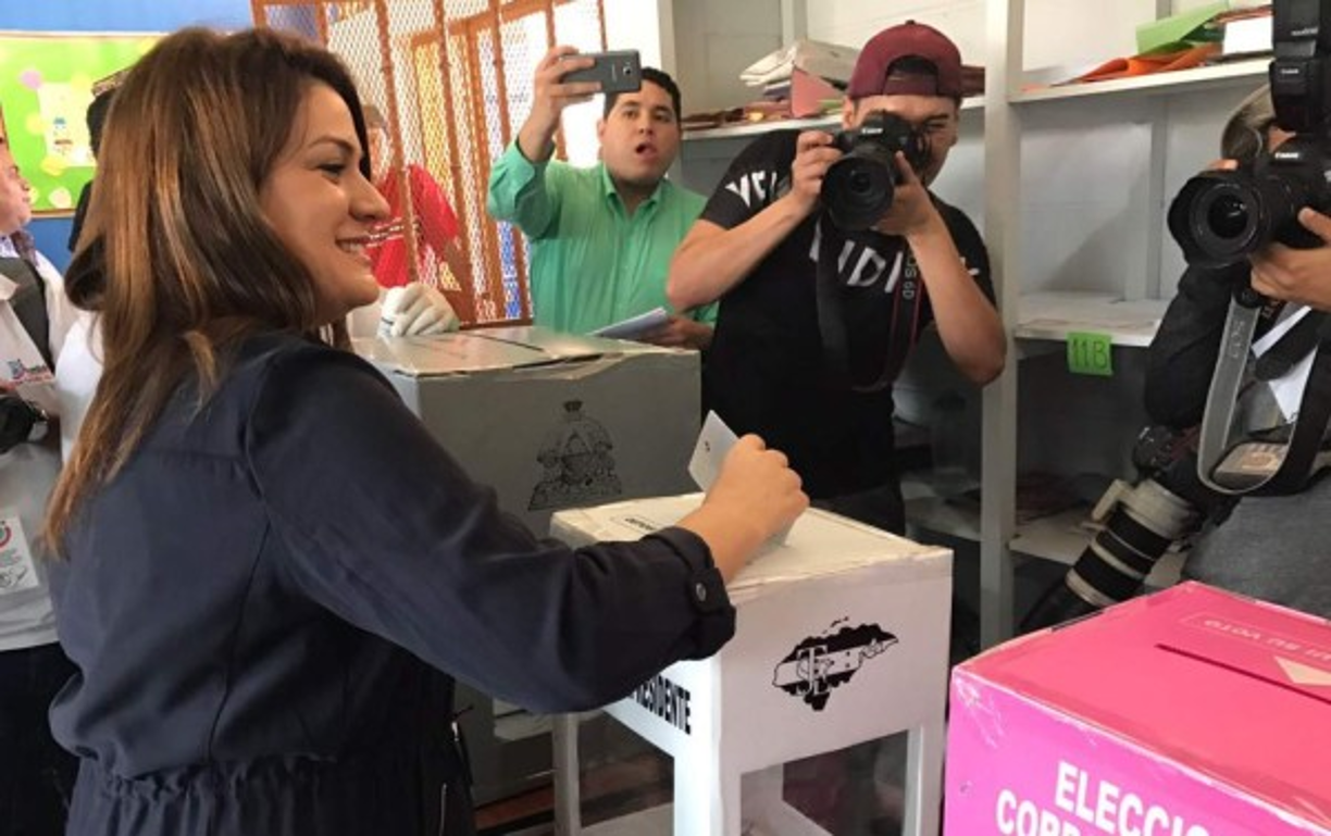 María Dolores Agüero en el momento de ejercer el sufragio.