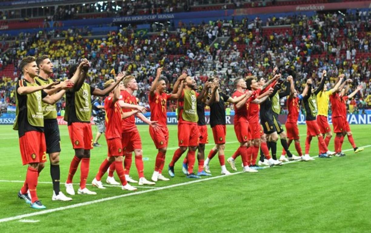 Los jugadores de Bélgica festejaron con sus aficionados la clasificación a semifinales del Mundial de Rusia 2018. Foto AFP
