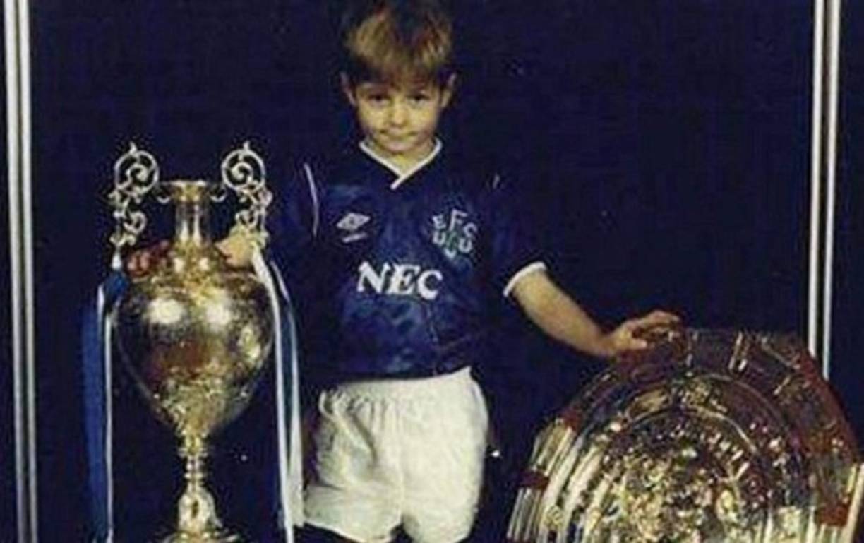Y el ídolo en Liverpool, el inglés Steven Gerrard con la del Everton, con quien juegan el derbi .