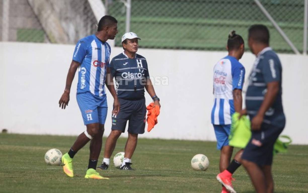 En muchas ocasiones Costly se ha quejado del exceso de trabajo de Pinto, hoy ha sido diferente y obedece a cada petición del estratega colombiano.