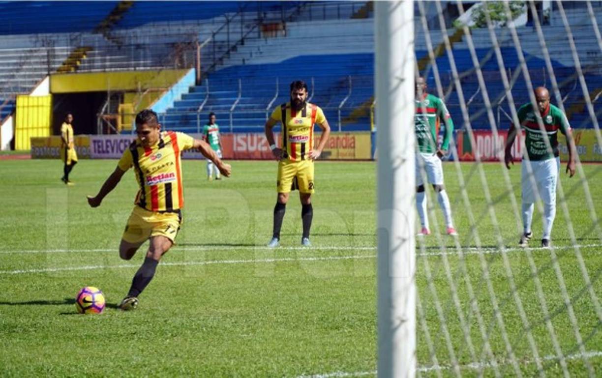 El partido se reanudó en el punto penal y lo cobró Jorge Claros.
