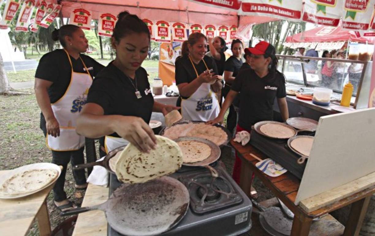 Las expertas baleaderas hacen gala de destreza a la hora de poner las tortillas en su punto.