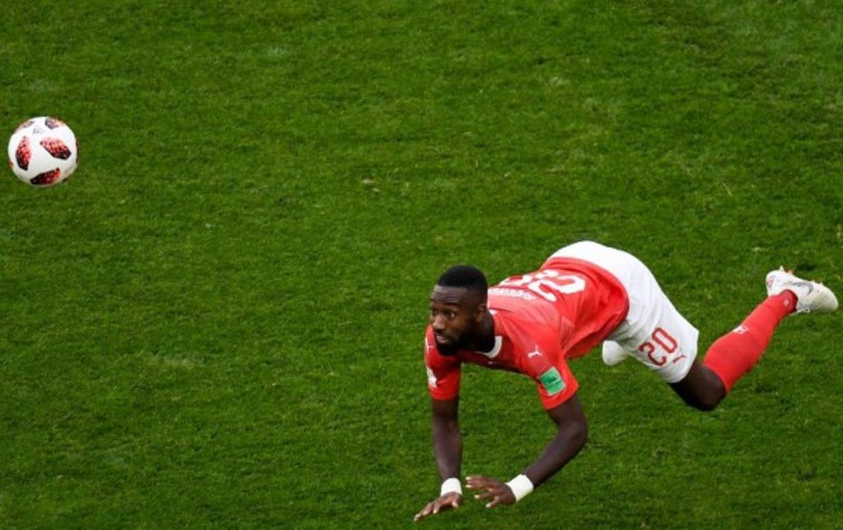 El defensa suizo Johan Djourou en modo acróbata durante el juego. Foto AFP