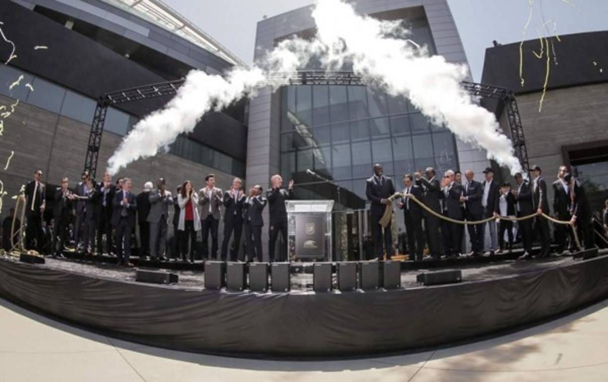 “Pienso en lo que el Staples Center (actual cancha de los Lakers) hizo por Downtown LA”, dijo Magic Johnson en la presentación, esperando que una inversión así, que atraerá a decenas de miles de personas cada dos semanas, tenga el mismo impacto en este barrio.