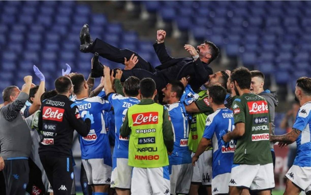 Gattuso fue manteado por sus jugadores.