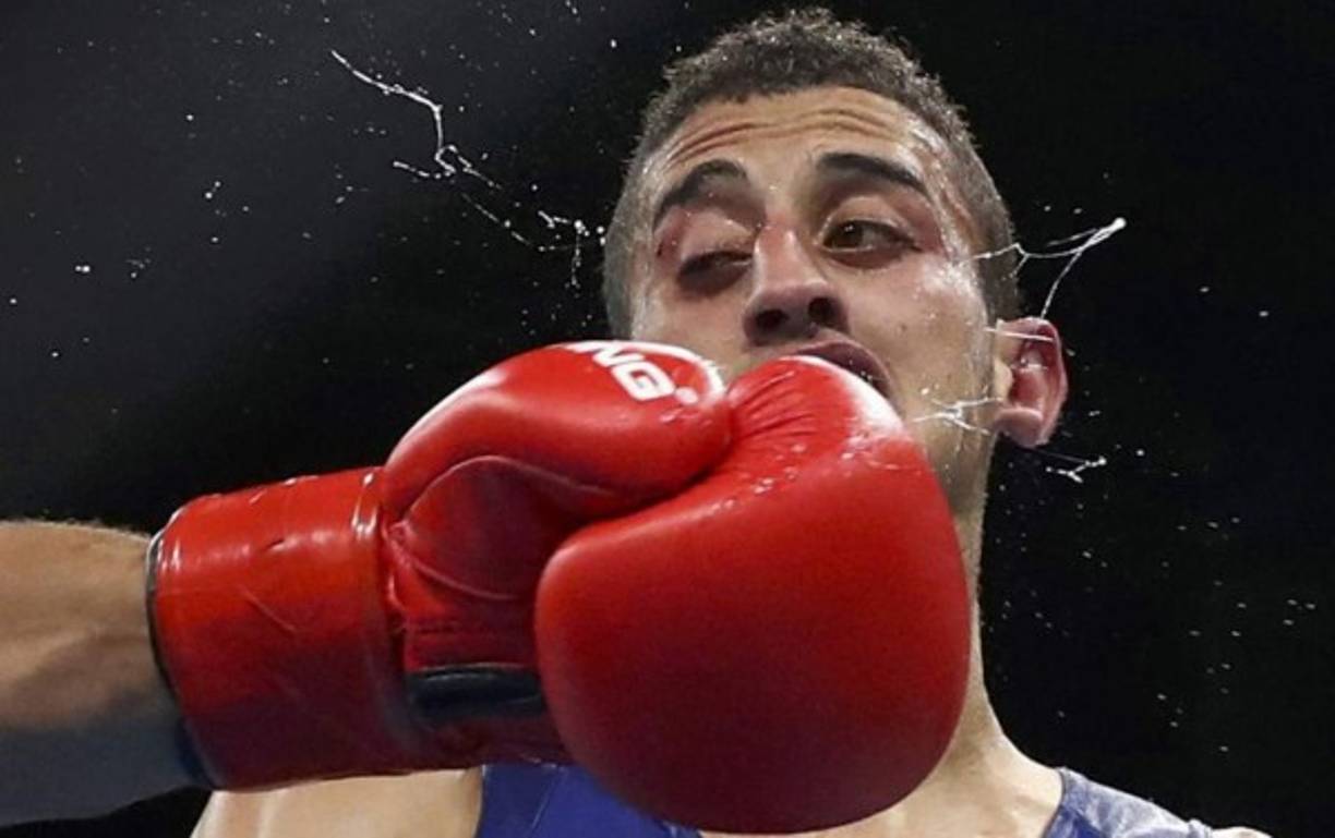 El argelino Mohamed Flissi es golpeado durante una competición de boxeo.