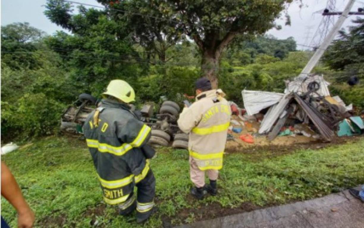 La grabación muestra que la rastra circula a toda velocidad fuera de la vía, tratando de esquivar los vehículos que hacían fila en el peaje.