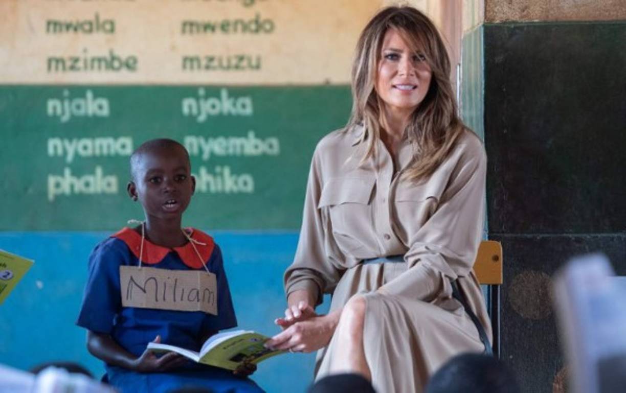 Luego, la esposa del presidente de EEUU, Donald Trump, se desplazó hasta la escuela de primaria Chipala, donde, según la Casa Blanca, unos 8,000 niños asisten a las lecciones impartidas por 75 maestros, una proporción de unos 110 niños por maestro.