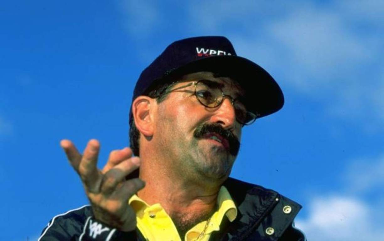 Simoes llegó a Honduras a disputar la cuadrangular rumbo a Sudáfrica 2010, pero caer 2-0 con goles de Amado Guevara y Ramón Núñez, fue cortado del puesto al día siguiente que llegó a Kingston.