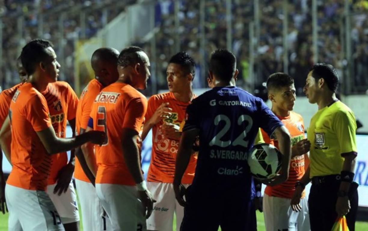 Said Martínez expulsó a Delgado en la primera parte, una decisión muy comentada.