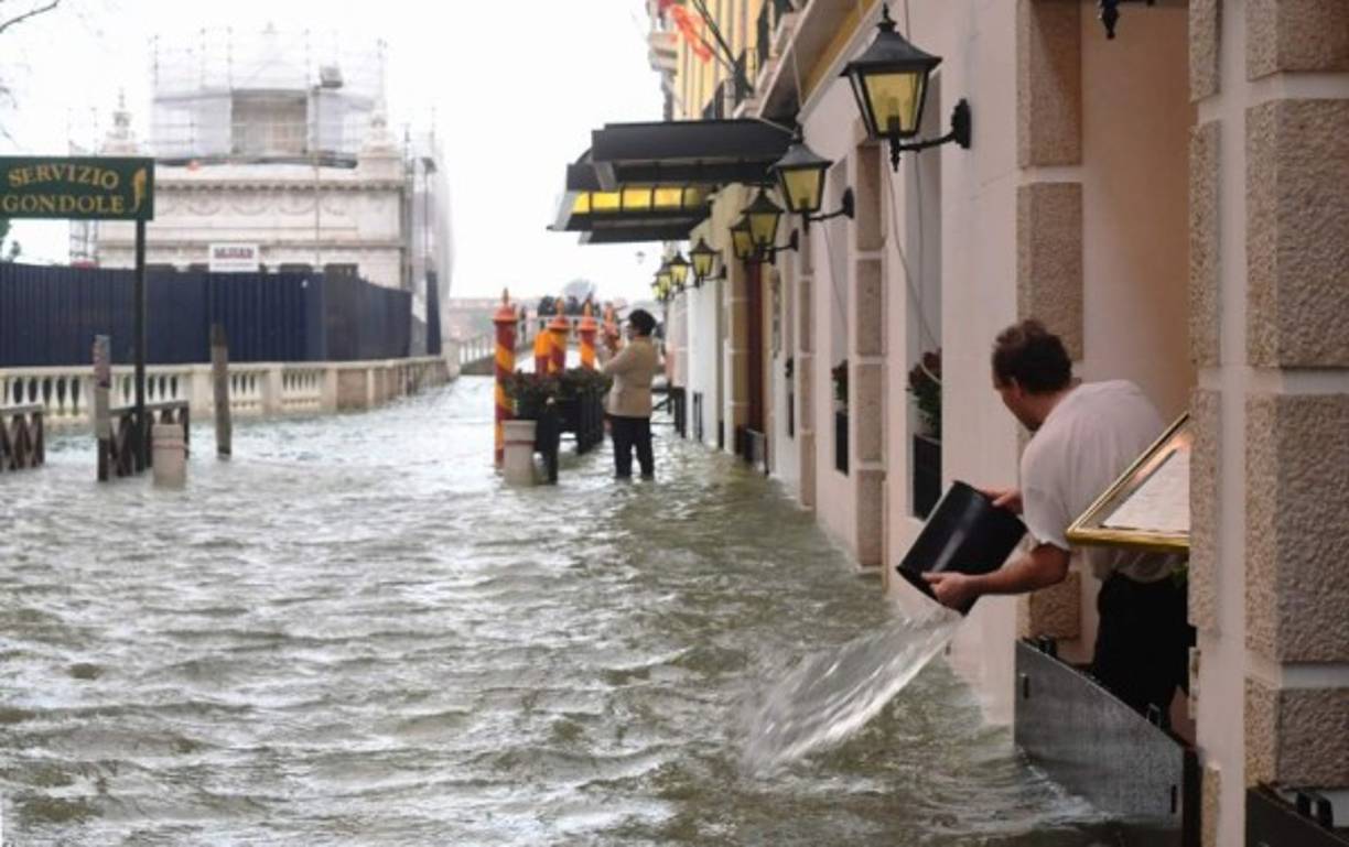 Los comercios y restaurantes mantuvieron abiertas sus puertas pese a las severas inundaciones.