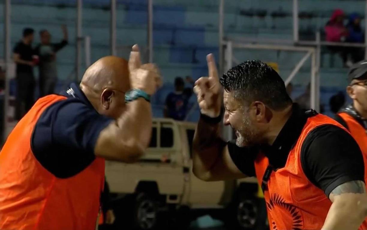 Así fue el curioso festejo de Jafet Soto, entrenador del Herediano, tras el gol de José de Jesús González.