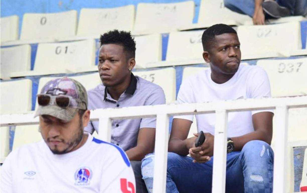 Boniek García, mediocampista del Houston Dynamo de la MLS, fue una de las personalidades del fútbol hondureño presente en el Nacional. El exjugador del Olimpia no se perdió el partido contra Marathón.