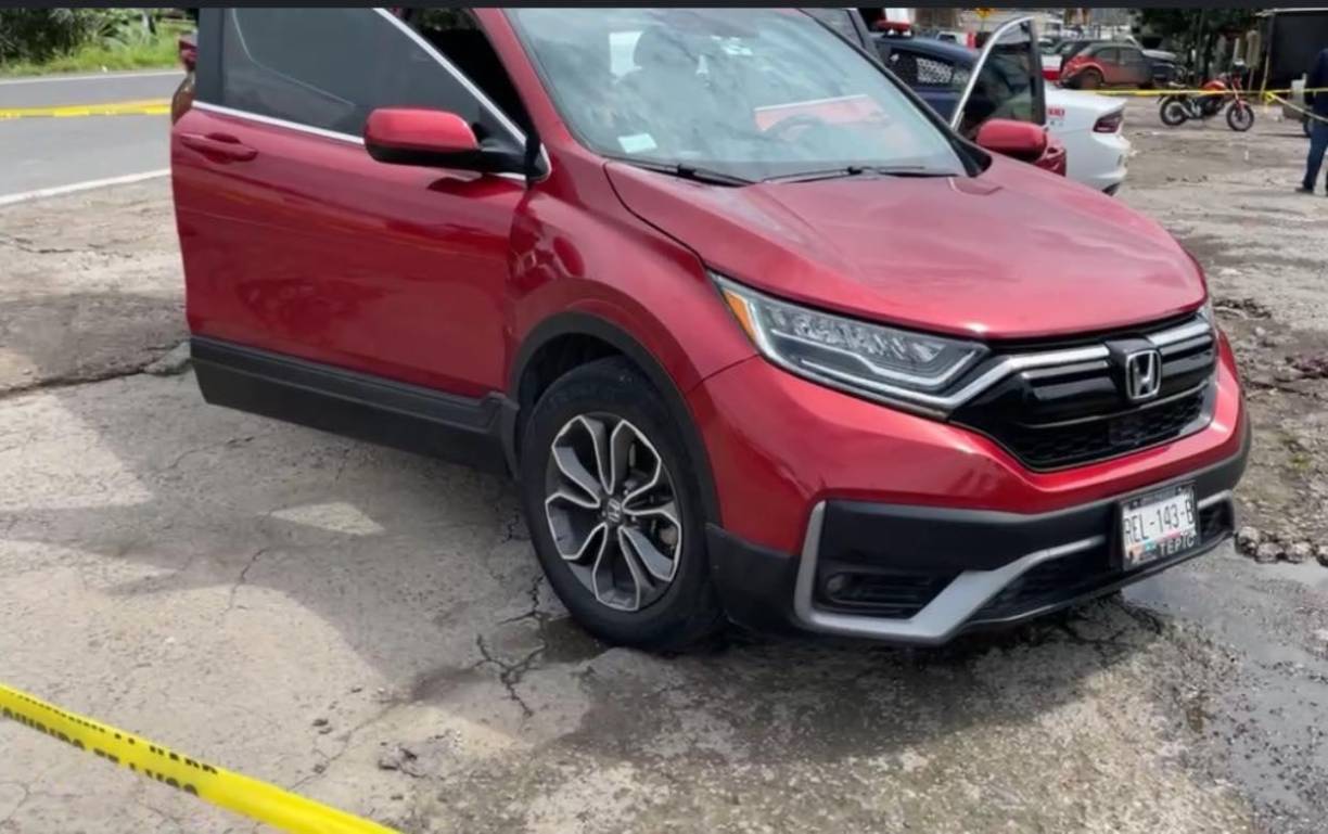 El agresor, al ver la situación, huyó del lugar a bordo de la camioneta de Norma, dejando a la mujer gravemente herida en el suelo, junto a la cama. 