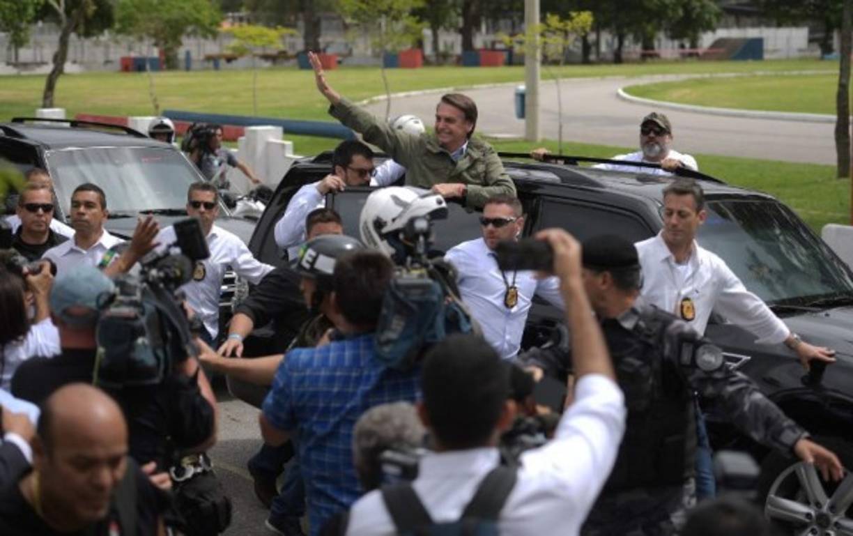 El ultraderechista Jair Bolsonaro llegó a votar en un colegio de Río de Janeiro bajo fuertes medidas de seguridad, tras sufrir un atentado durante un mitín electoral.