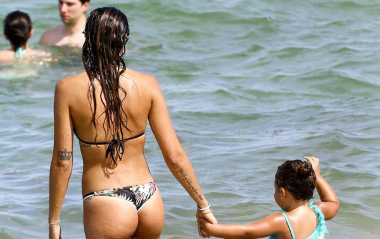 Napoli's Colombian goalkeeper David Ospina (Rear C-L) is evacuated after sustaining a head injury during the Italian Serie A football match Napoli vs Udinese at the San Paolo stadium in Naples. (Photo by Carlo Hermann / AFP)