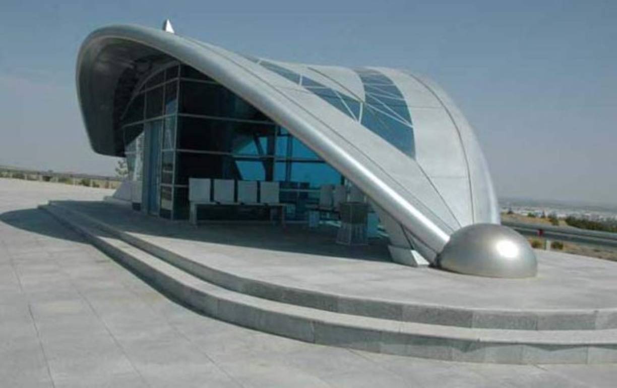 Así es una parada de autobús en Turkmenistán .