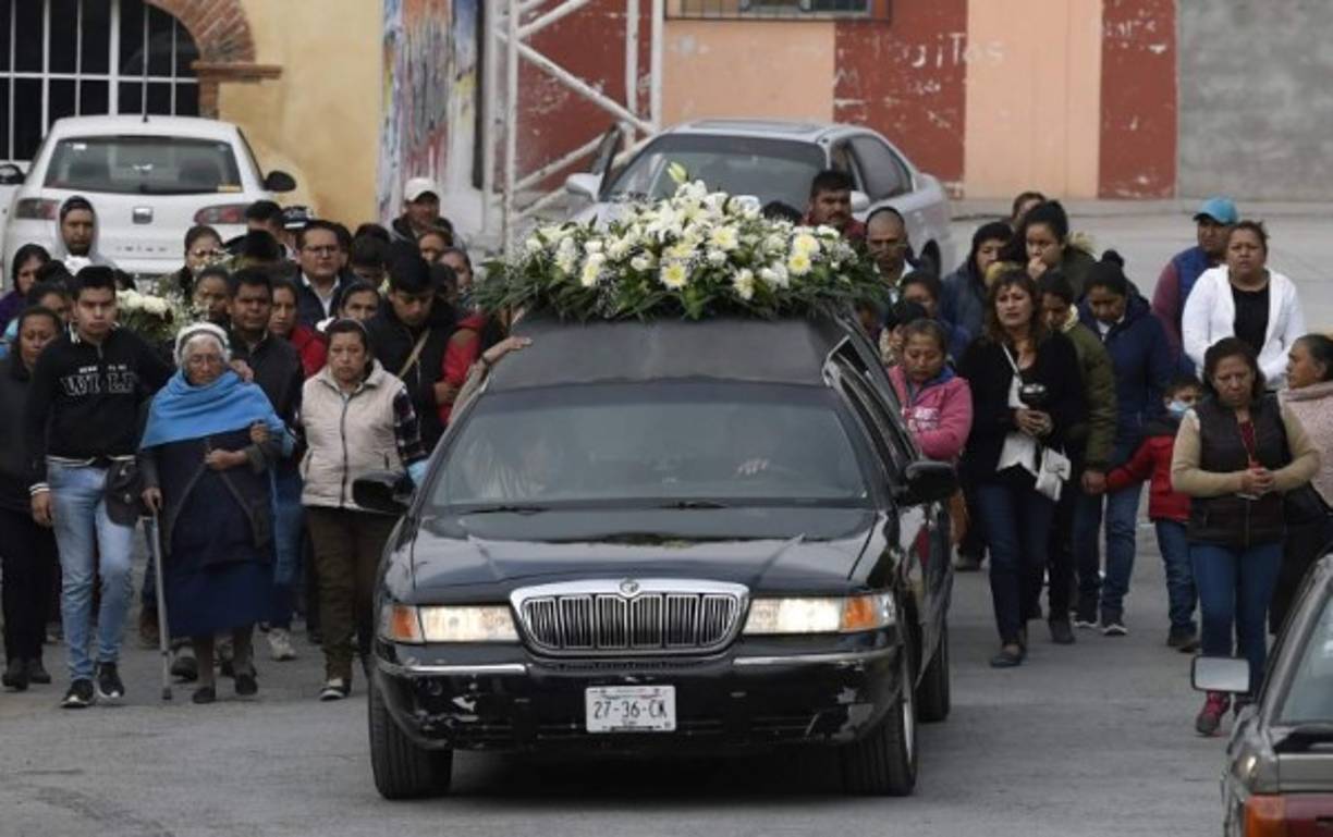 Familiares comenzaron a sepultar a las víctimas de la tragedia este domingo.