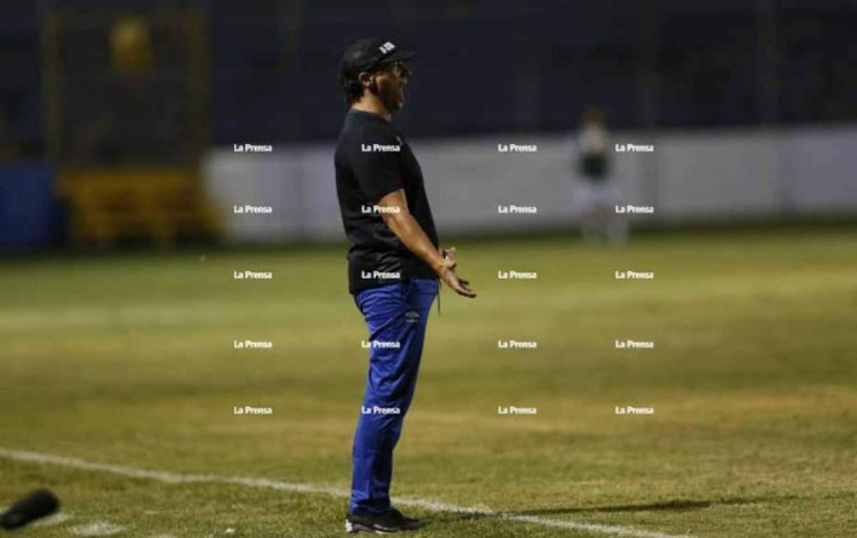 El argentino de 53 años de edad en el momento que le hizo un reclamo a uno de los jugadores del Olimpia.