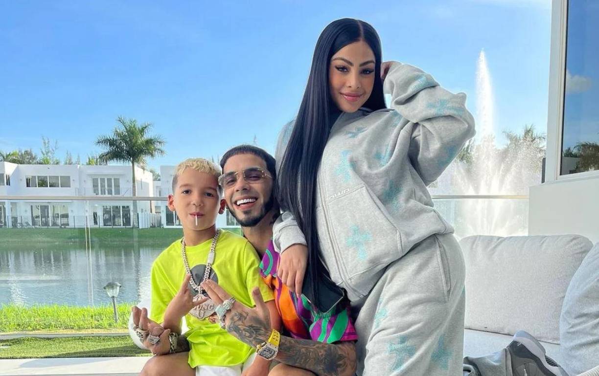 Por ahora, se desconoce por qué Astrid posteó ese mensaje, aunque hace unos días, Anuel y Yailin publicaron una foto donde posaban con el niño, como una familia feliz. 