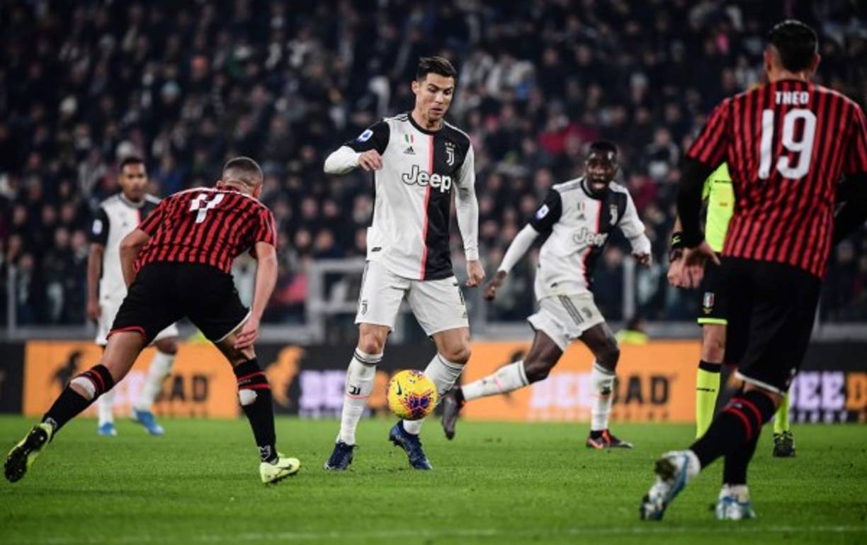 CR7 en plena acción en el clásico frente al AC Milan.