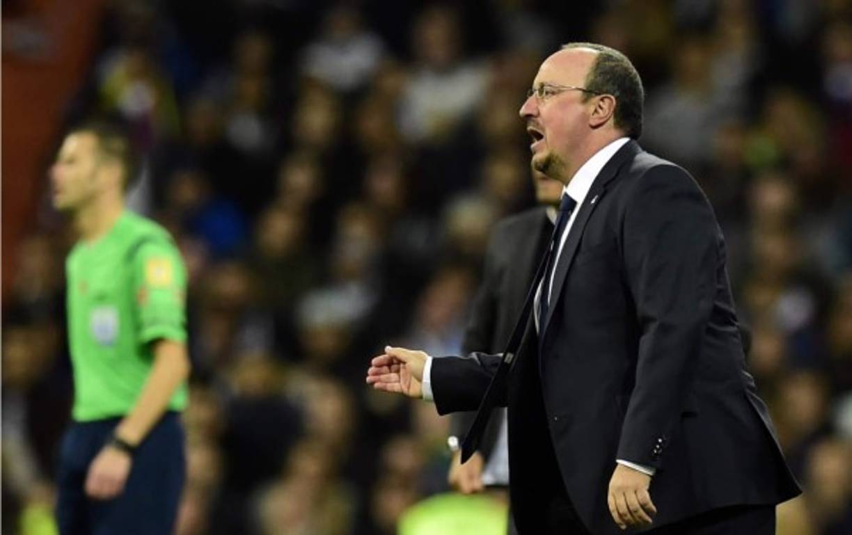 Rafael Benítez dando instrucciones en el juego.
