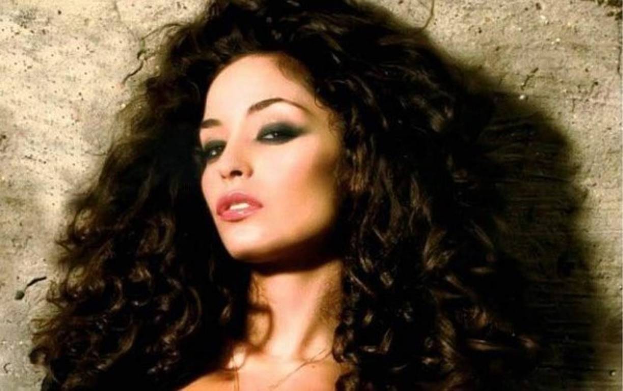 Fico es conocida en su país por supuestamente haber subastado su virginidad por un millón de euros en el año 2009. Sin embargo, a Cristiano no le hizo pagar.