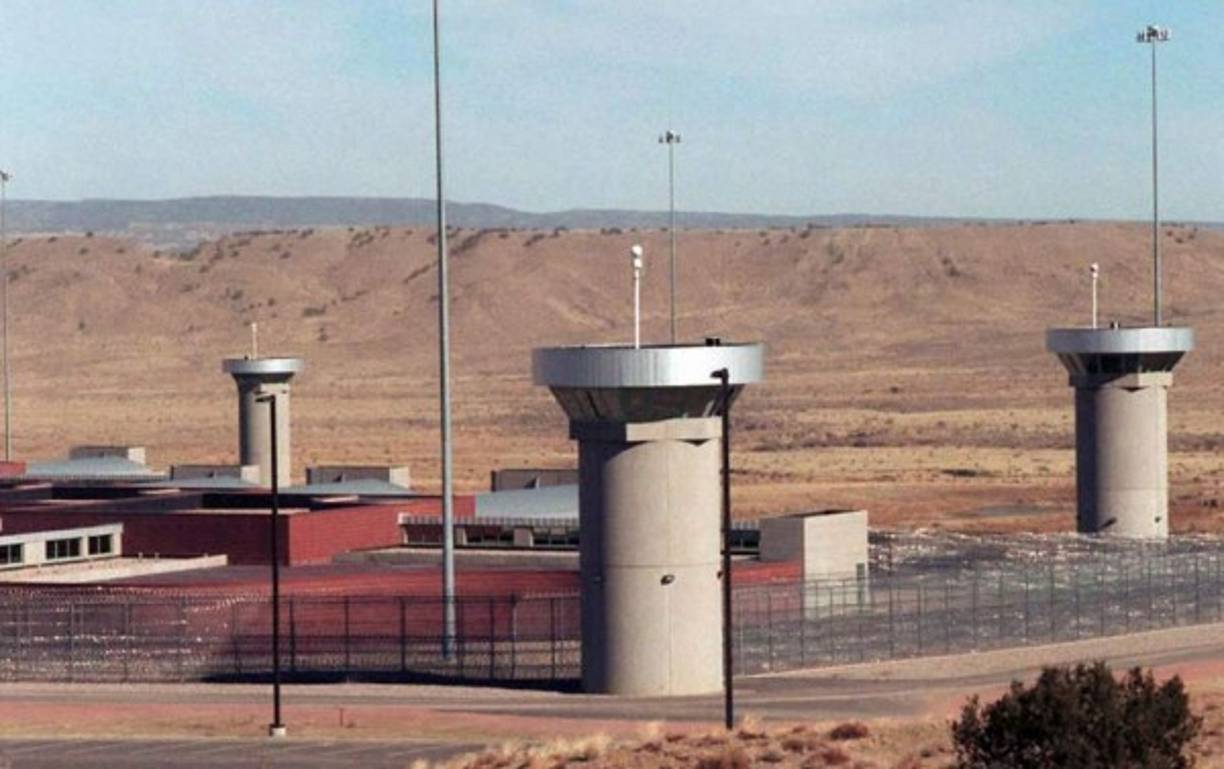 1. La USP Florence ADX, en Colorado: Conocida como ADX o el “Alcatraz de las Rocosas”, esta prisión es la más segura de los Estados Unidos y una de las más aisladas del mundo. 'Para muchas personas que están confinadas en ADX, lo que equivaldría a cadena perpetua, es una especie de muerte en vida', dijo Laura Rovner, quien ha sido abogada de algunos presos de ADX.