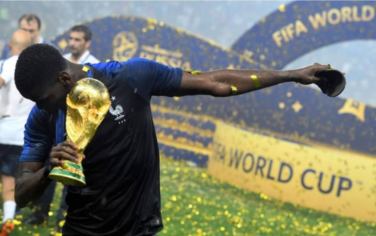 La pose de Paul Pogba para celebrar con la Copa del Mundo.
