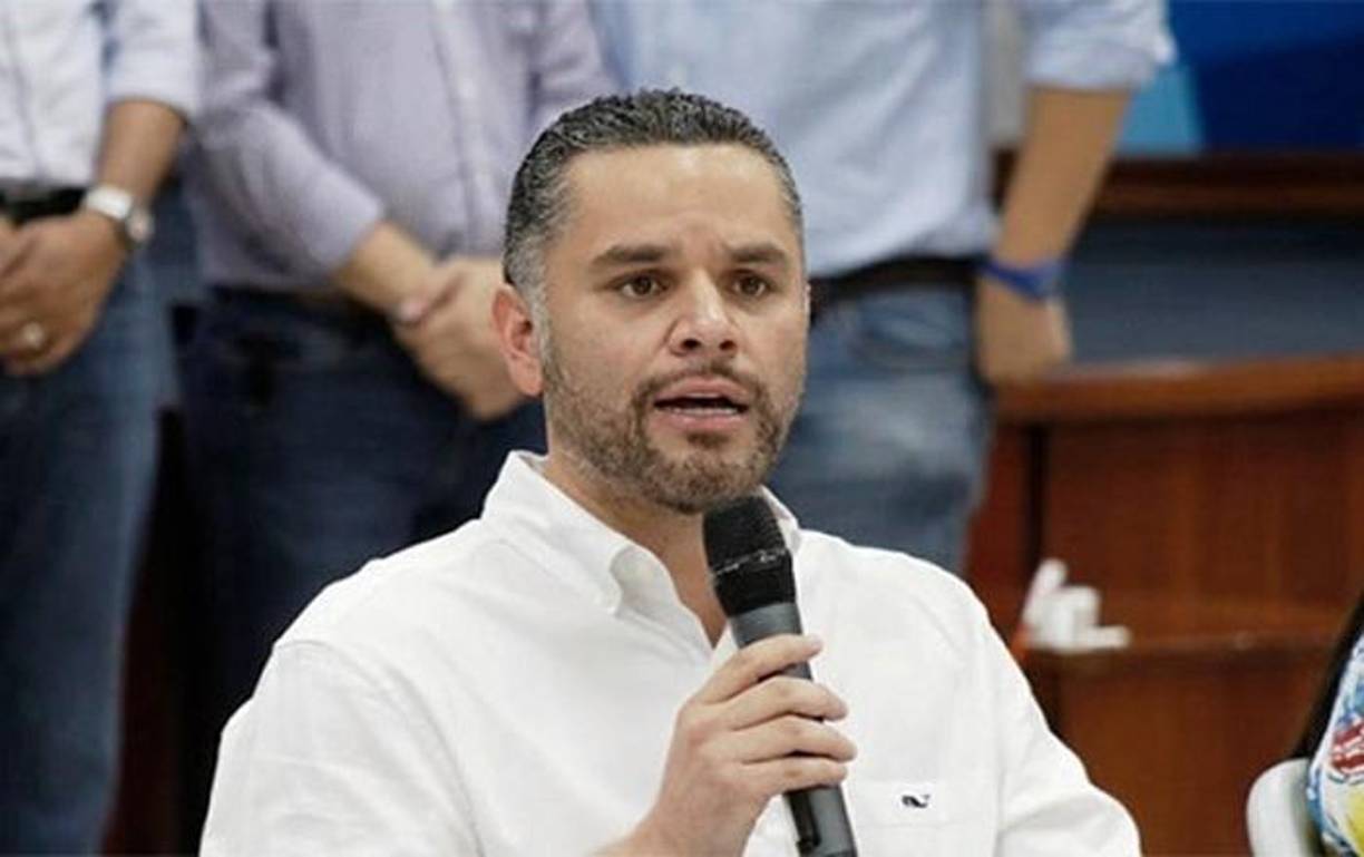 El también regidor de la Alcaldía Municipal del Distrito Central, no precisó cómo y hacia dónde se fue, pero reiteró que está sufriendo persecusión política. 