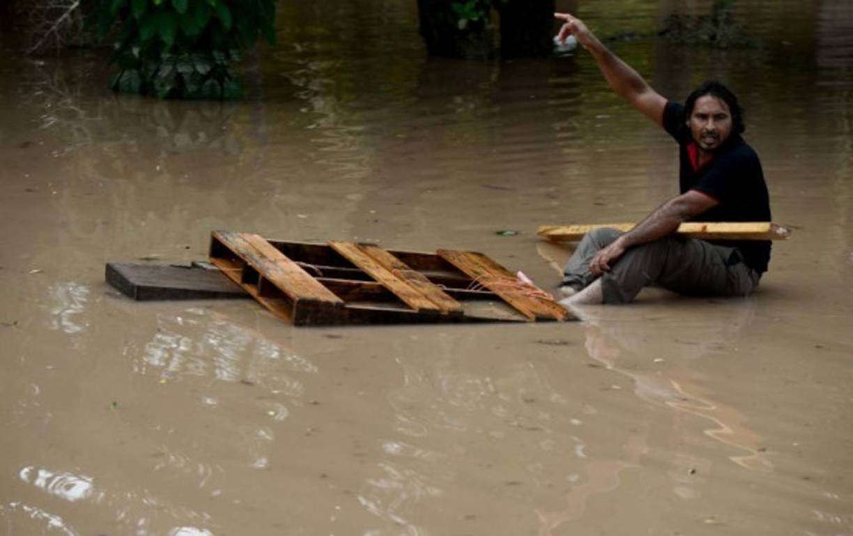 Se espera un fortalecimiento adicional de sus vientos el domingo cuando esté camino de los Cayos y la península de Florida. Las autoridades de Miami pidieron hoy a la población 'tener suministros básicos y conocimientos sobre qué hacer antes de la tormenta'. Se espera un período prolongado de fuertes lluvias y vientos en gran parte del sur de Florida durante los próximos días.