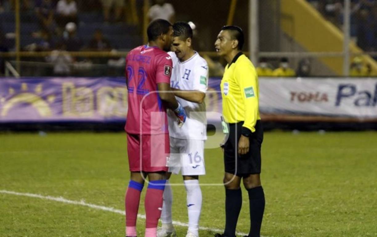 Johnny Leverón colocándole el gatefe de capitán a Luis 'Buba' López.