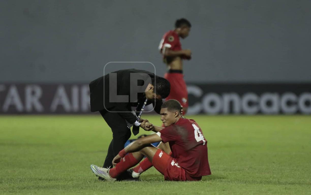Luis Alvarado consolando al defensor de la Sub-20 de Panamá. 