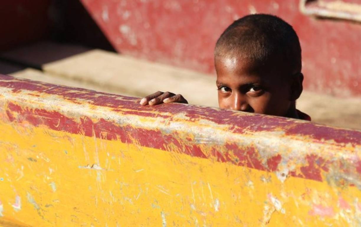 Este pequeño misquito mira tímidamente al lente de LA PRENSA. Desde muy pequeños acompañan a sus padres a las labores de pesca. Fotos: Jordan Perdomo.