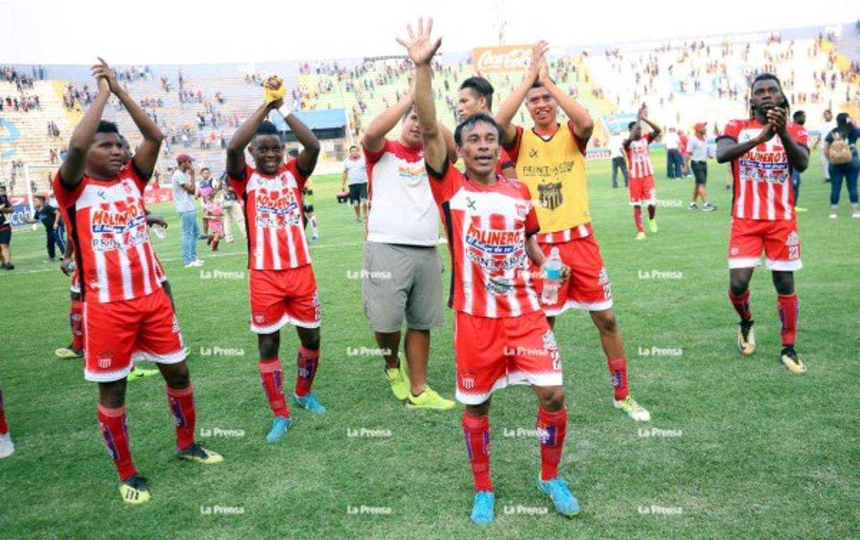 La celebración de los jugadores del Vida tras salvarse del descenso.