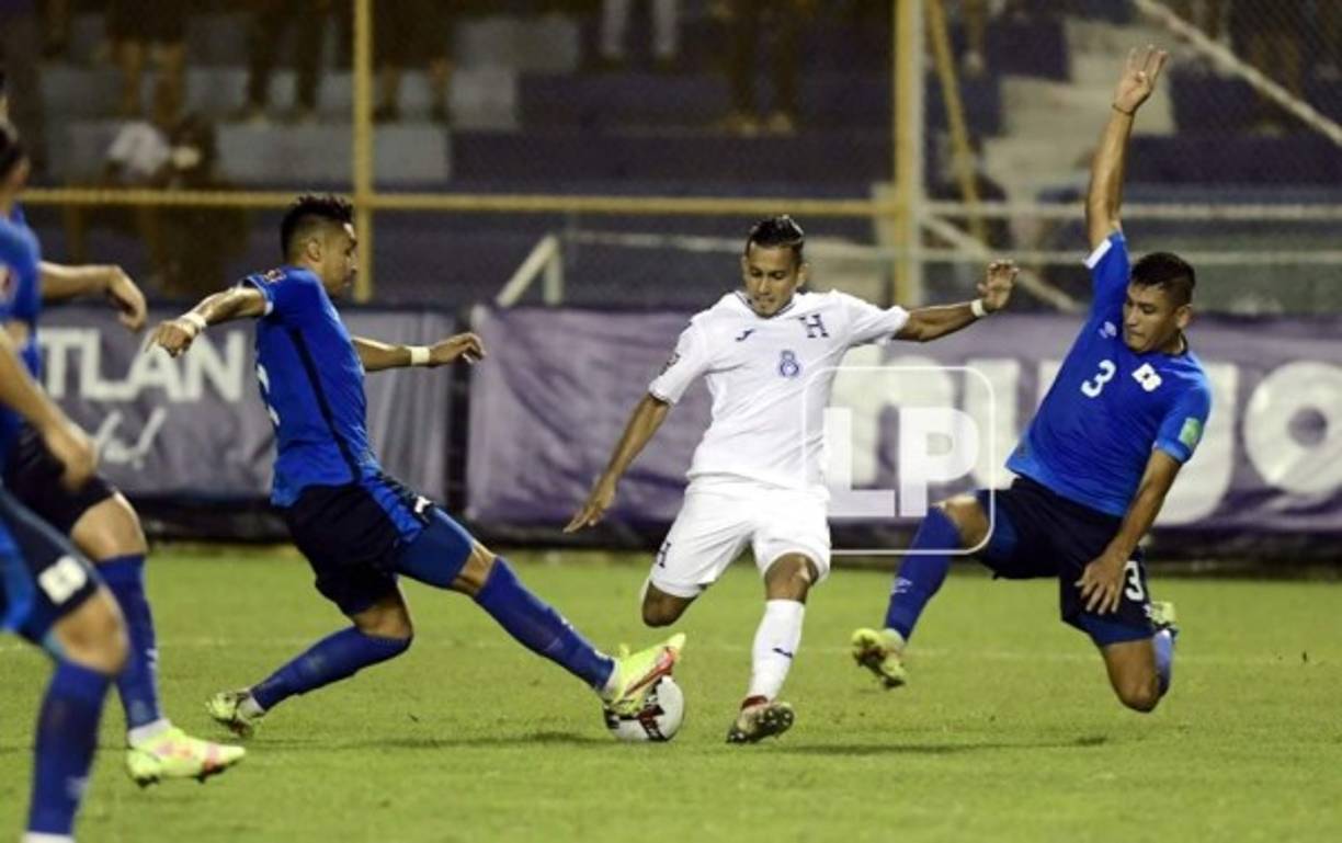 Edwin Rodríguez sacando un disparo a la portería salvadoreña ante la marca de dos defensas.